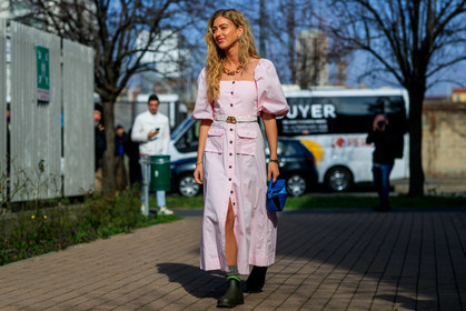 emili sindlev, light pink dress, short sleeves dress, button dress, belted dress, white leather belt, balenciaga belt, balloon sleeves, blue leather bag, mini bag, loewe bag, patchwork bag, golden necklace, big chain necklace, diamond earrings, multi earrings, kaki boots, grey socks, low boots, rain boots, chelsea boots, flat boots, split dress, fashion week, frenchystyle, FW, jonathan paciullo, street style, MFW, MILAN, AUTUMN WINTER 2020-2021, FALL WINTER 2020-2021, FW 20-21, horizontal, atmosphere details, full length