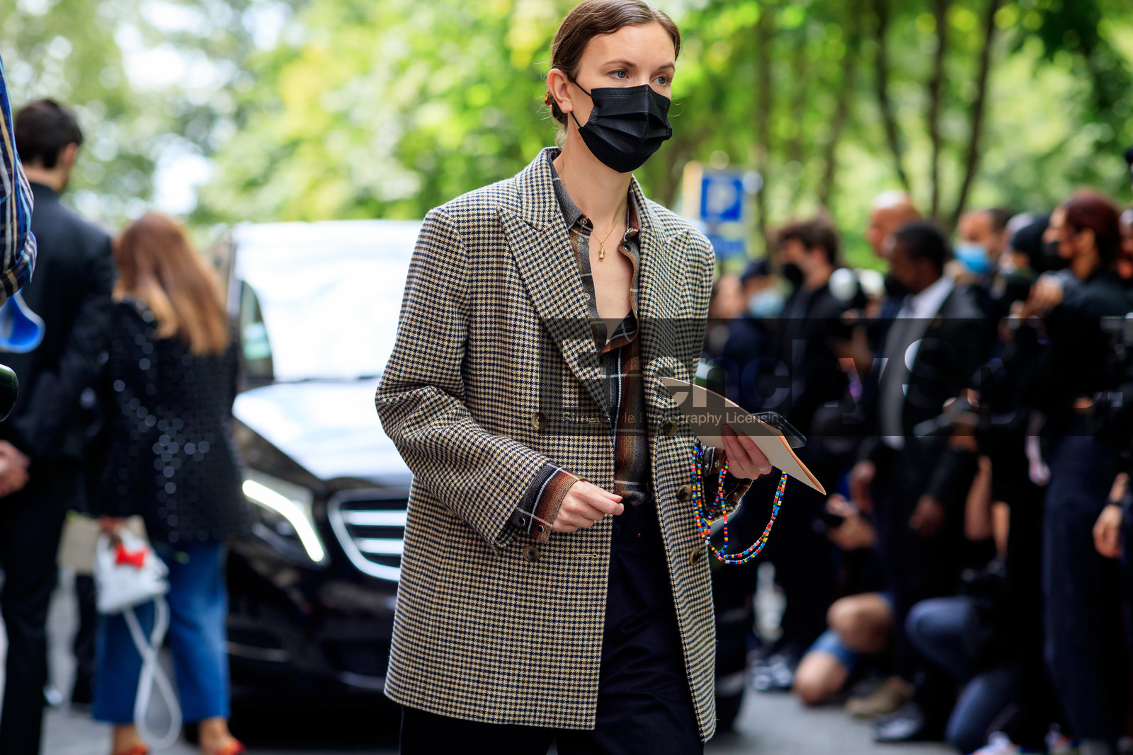 beige jacket, checked jacket, checked shirt, houndstooth printed jacket, brown jacket, brown shirt, mix and match look, low necked shirt, jo ellison, fashion week, frenchystyle, FW, jonathan paciullo, street style, PFW, PARIS, AUTUMN WINTER 2021-2022, FALL WINTER 2021-2022, FW 21-22, atmosphere details, horizontal, detail