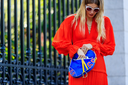 atmosphere details, blue bag, christian dior, detail, fashion week, frenchystyle, FW, graphic bag, horizontal, jonathan paciullo, leather bag, long dress, NEW YORK, NYFW, printed bag, red dress, SPRING SUMMER 2018, SS 18, street style, sunglasses, veronika heilbrunner