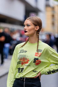 model, neon green top, long sleeves t-shirt, letter printed t-shirt, chinese signs printed t-shirt, make up, make up details, black lipstick, plaited hair, hair details, eye make up, black pants, zipped pants, slim pants, fashion week, frenchystyle, FW, jonathan paciullo, street style, MFW, MILAN, SPRING SUMMER 2020, SS 20