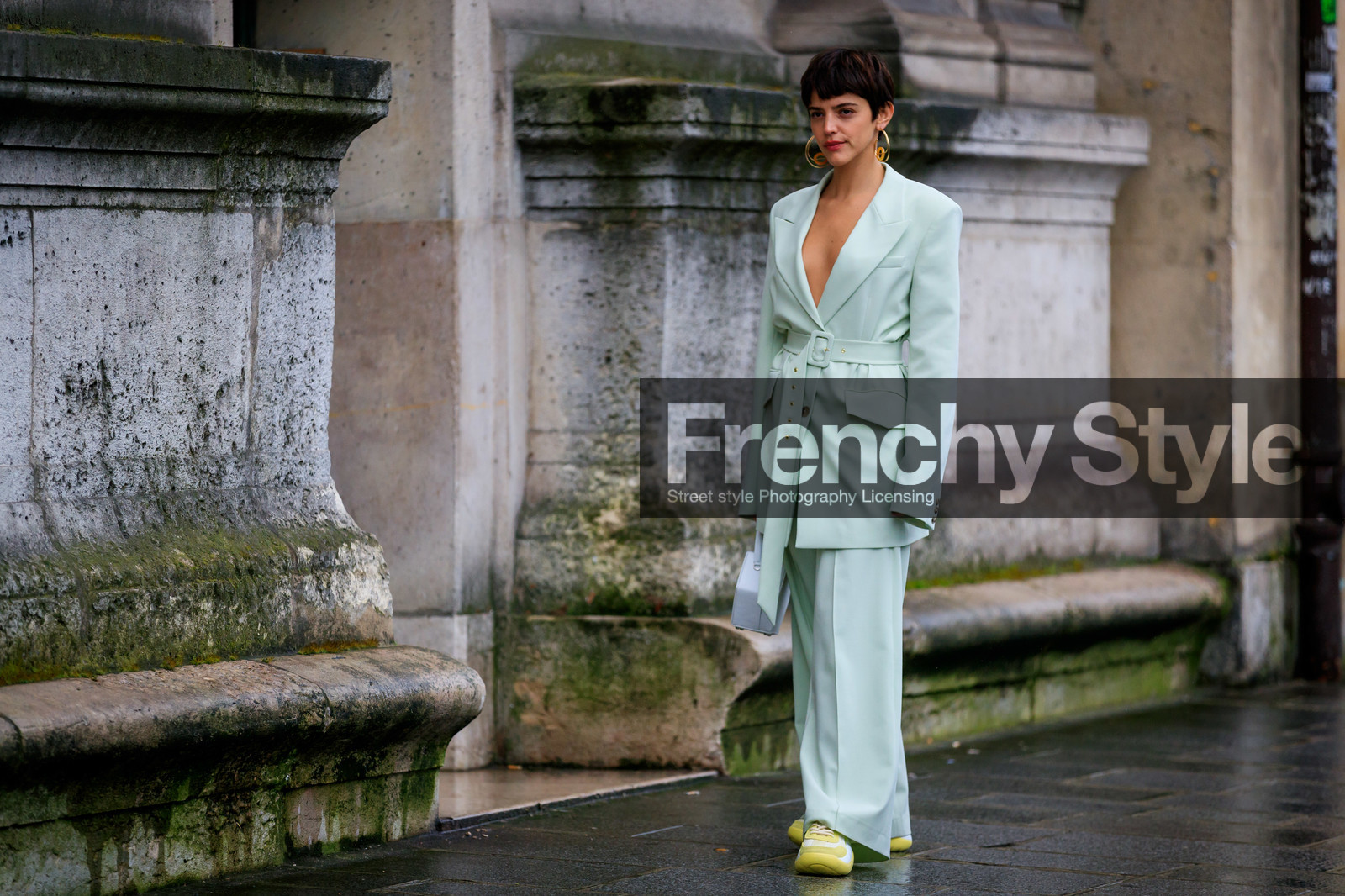 calu rivero, light green jacket, light green pants, golden earrings, round shape earrings, low necked jacket, yellow sneakers, big earrings, fashion week, frenchystyle, FW, jonathan paciullo, street style, PFW, PARIS, horizontal, atmosphere details, full length