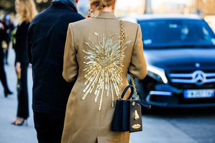 golden coat, embroidered coat, detail, back details, schiaparelli, schiaparelli bag, black handbag, golden bag, golden chain bag, fashion week, frenchystyle, FW, jonathan paciullo, street style, PARIS, PFW, SPRING SUMMER 2022, SS 22, atmosphere details, horizontal