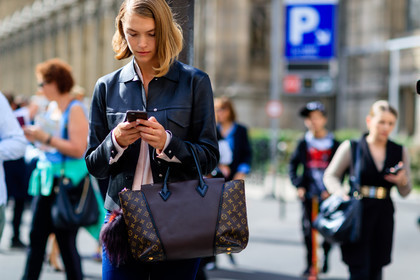 arizona muse, atmosphere details, black jacket, brown bag, detail, fashion week, frenchystyle, FW, horizontal, jonathan paciullo, leather bag, leather jacket, louis vuitton, model, monogram, PARIS, PFW, printed bag, SPRING SUMMER 2017, SS 17, street style
