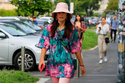 light pink hat, tie and dye t-shirt, green t-shirt, pink t-shirt, loose t-shirt, 90's look, light pink pants, flare pants, green sunglasses, square shape glasses, crossbody bag, heart shape earrings, fashion week, frenchystyle, FW, jonathan paciullo, street style, MFW, MILAN, SPRING SUMMER 2020, SS 20