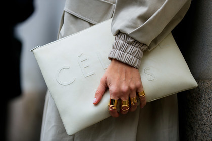 céline, grey coat, leather bag, rings, white bag, gold, MILAN, MFW, fashion week, frenchystyle, FW, jonathan paciullo, street style, AUTUMN WINTER 2019-2020, AW 19-20, FALL WINTER 2019-2020, FW 19-20, atmosphere details, detail, horizontal