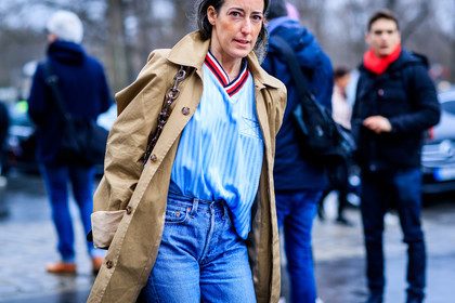 atmosphere details, AUTUMN WINTER 2017-2018, AW 17-18, beige coat, blue denim, blue top, denim pants, detail, FALL WINTER 2017-2018, fashion week, frenchystyle, FW, FW 17-18, horizontal, jeans, jonathan paciullo, PARIS, PFW, street style, trench coat, trousers, tucked in