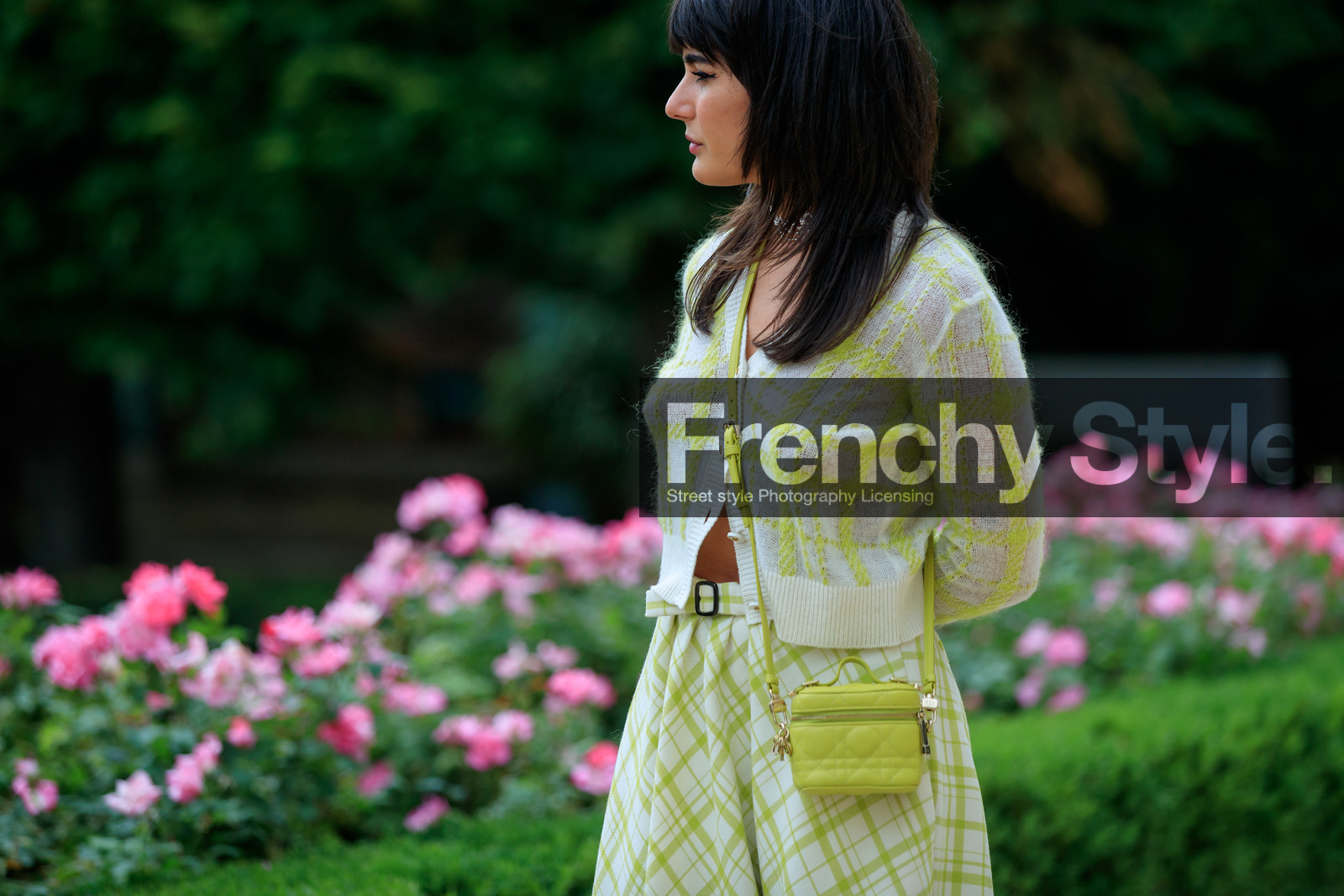 light green cardigan, light green skirt, yellow cardigan, yellow skirt, checked cardigan, checked skirt, yellow bag, yellow leather bag, light green leather bag, quilted bag, mini bag, crossbody bag, zipped bag, silvered necklace, silvered choker, multi necklace, multi chocker, white cardigan, white skirt, close up detail, bag detail, dior bag, dior cardigan, dior suits, dior total look, maria bernad, fashion week, frenchystyle, FW, jonathan paciullo, street style, PFW, PARIS, AUTUMN WINTER 2021-2022, FALL WINTER 2021-2022, FW 21-22, atmosphere details, horizontal, detail