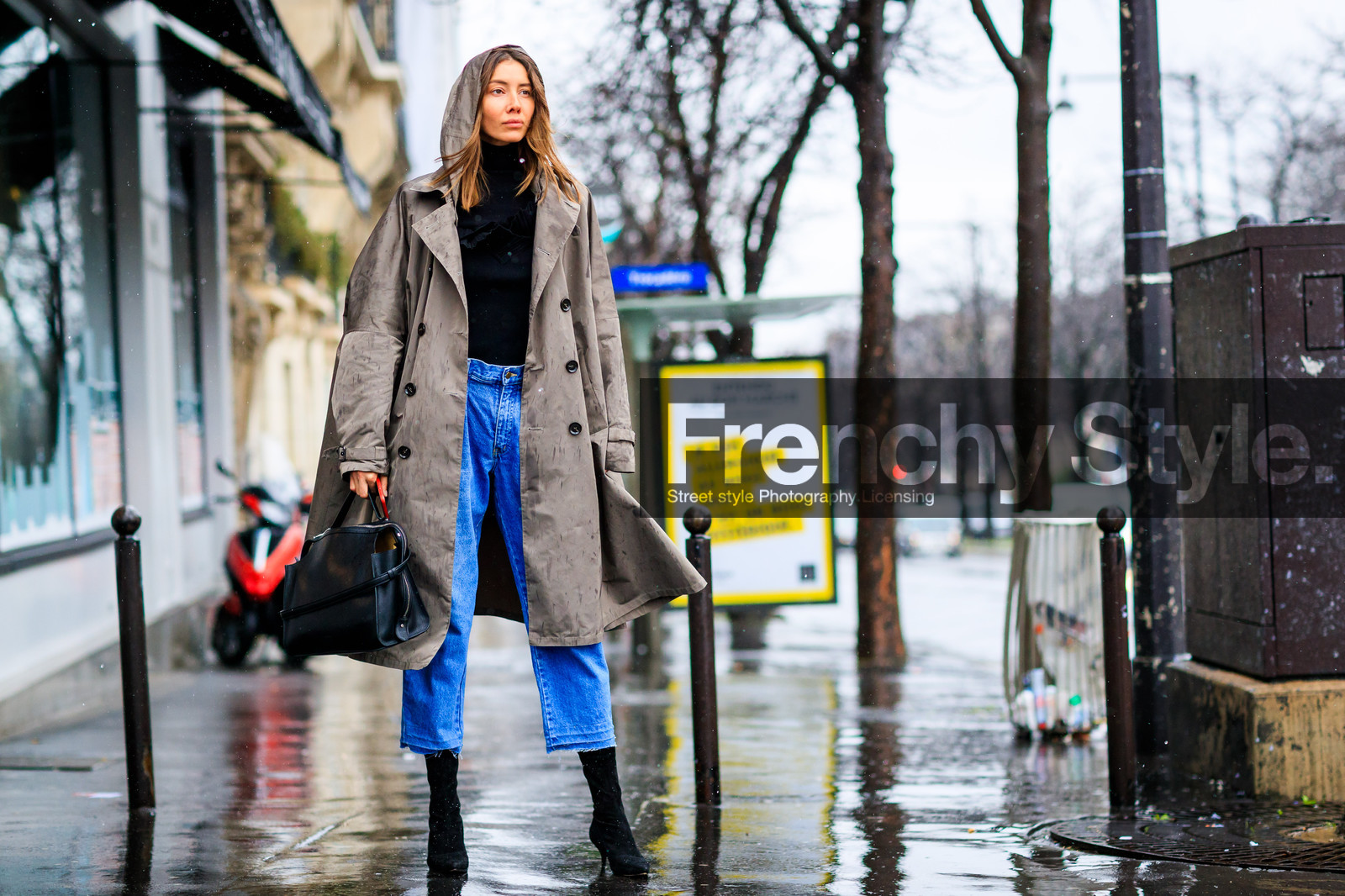 atmosphere details, AUTUMN WINTER 2017-2018, AW 17-18, beige coat, black bag, black shoes, black sweater, blue denim, denim pants, FALL WINTER 2017-2018, fashion week, frenchystyle, full length, FW, FW 17-18, high heels, hood, horizontal, jeans, jonathan paciullo, julie pelipas, leather bag, leather shoes, PARIS, PFW, street style, trench coat, trousers