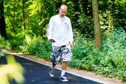 atmosphere details, black sneakers, camo pants, camouflage, converse, fashion week, frenchystyle, full length, FW, grey shorts, horizontal, jonathan paciullo, leather shoes, MENSWEAR, military pants, PARIS, PFW, printed shorts, SPRING SUMMER 2018, SS 18, street style, stussy, white socks, white sweater