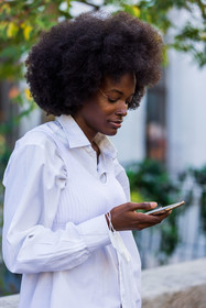 afro hairstyle, bra, knitted bra, natural makeup, shirt, smartphone, white bra, white shirt, fashion week, frenchystyle, FW, jonathan paciullo, street style, PFW, PARIS, SPRING SUMMER 2022, SS 22, vertical, atmosphere details