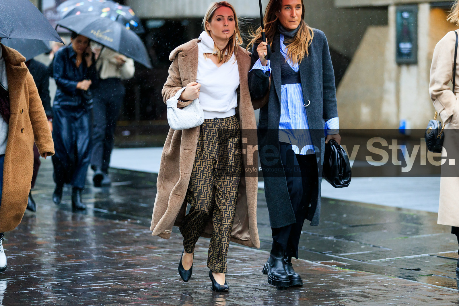 higll, emilie higle, white hoodie, openwork hoodie, beige coat, fur coat, beige pants, monogrammed pants, fendi pants, white leather bag, bottega veneta bag, hand bag, plaited bag, plaited leather bag, cropped pullover, dark grey coat, dark grey pullover, striped shirt, blue shirt, black leather boots, black leather clutch, black leather shoes, flat boots, big sole boots, fashion week, frenchystyle, FW, jonathan paciullo, street style, LFW, LONDON, AUTUMN WINTER 2020-2021, FALL WINTER 2020-2021, FW 20-21, horizontal, atmosphere details, full length