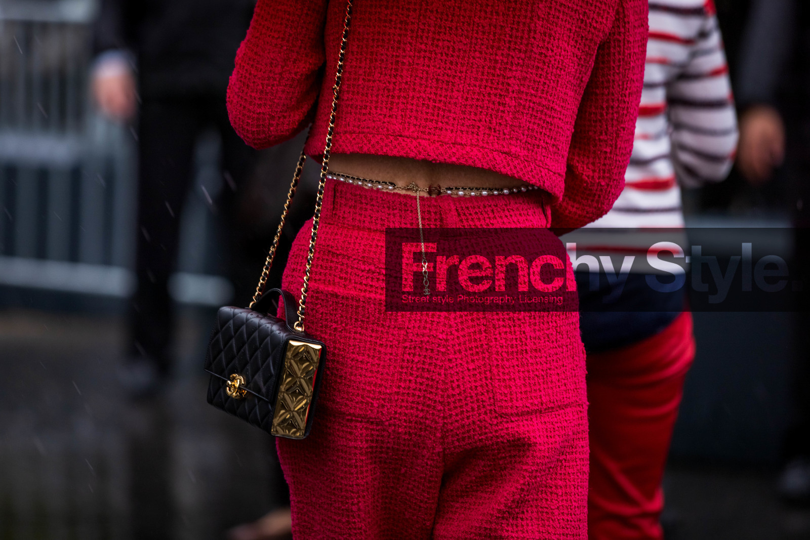back, back detail, bag, belt, black bag, chain belt, chanel bag, chanel belt, jacket, pants, quilted bag, red jacket, red pants, tweed jacket, tweed pants, fashion week, frenchystyle, FW, jonathan paciullo, street style, PFW, PARIS, SPRING SUMMER 2022, SS 22, atmosphere details, horizontal