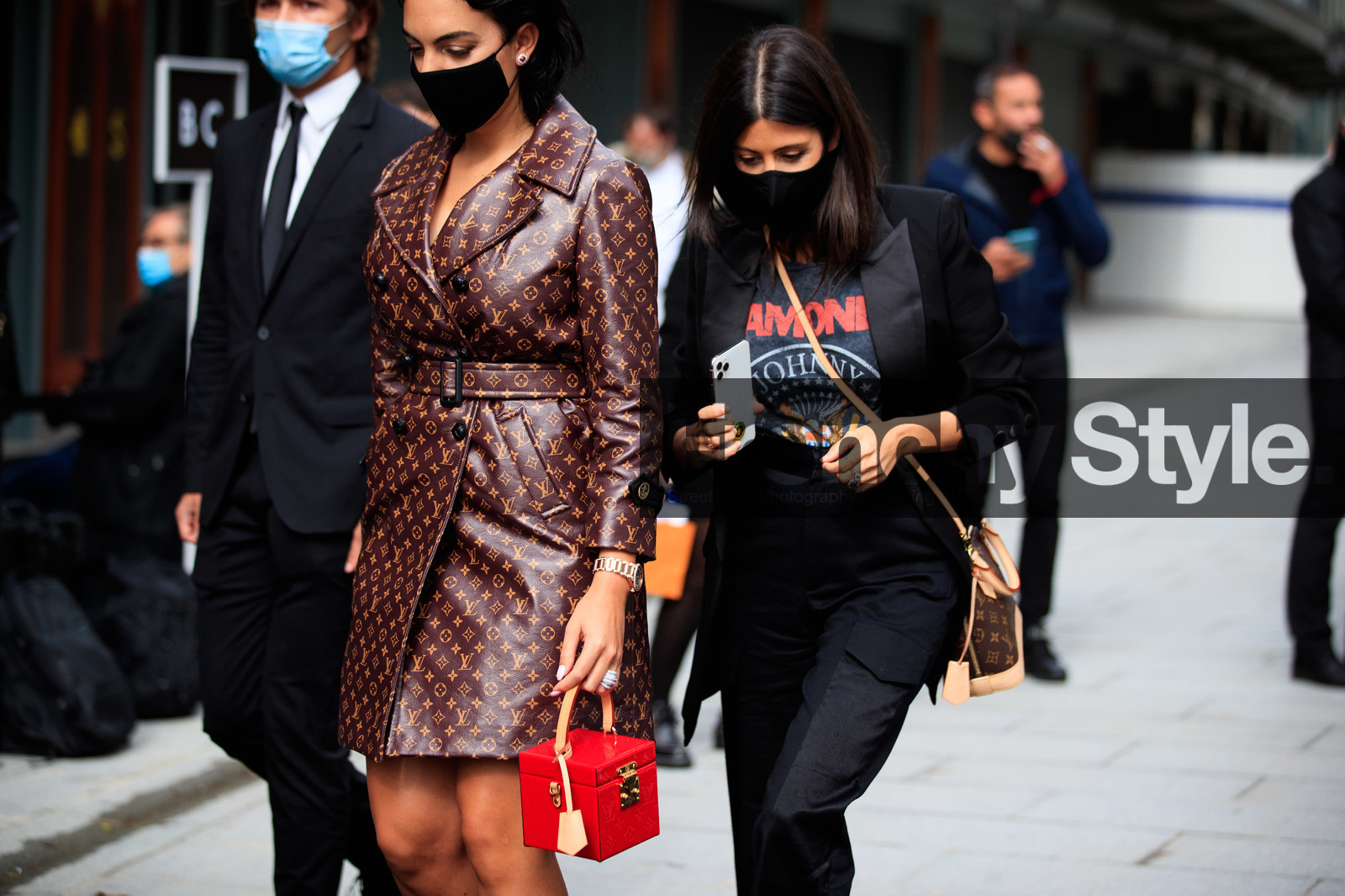 georgina rodriguez, brown leather dress, brown leather jacket, jacket dress, monogrammed bag, monogrammed dress, monogrammed jacket, box bag, louis vuitton bag, louis vuitton dress, louis vuitton jacket, golden watch, hand bag, square shape bag, covid face mask, PARIS, PFW, fashion week, frenchystyle, FW, jonathan paciullo, street style, SPRING SUMMER 2021, SS 21, horizontal, atmosphere details, detail