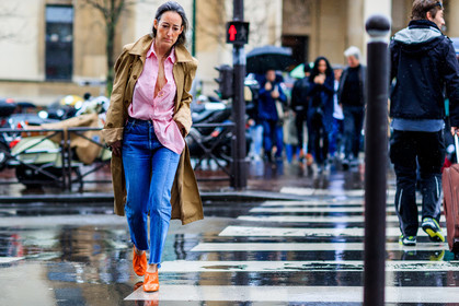 atmosphere details, AUTUMN WINTER 2017-2018, AW 17-18, beige coat, blue denim, céline, denim pants, FALL WINTER 2017-2018, fashion week, frenchystyle, full length, FW, FW 17-18, high heels, horizontal, jeans, jonathan paciullo, leather shoes, orange shoes, PARIS, PFW, pink shirt, street style, trench coat, trousers, tucked in