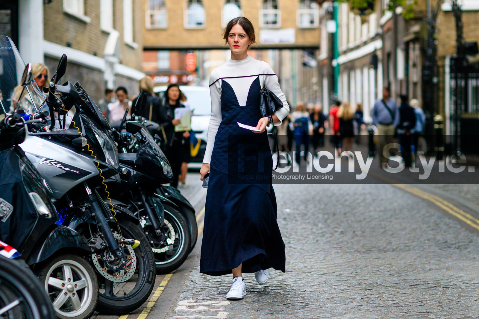atmosphere details, black bag, black dress, céline, fashion week, frenchystyle, full length, FW, horizontal, jonathan paciullo, leather bag, leather sneakers, LFW, LONDON, long dress, red lips, SPRING SUMMER 2017, SS 17, street style, white sneakers, white sweater, woman