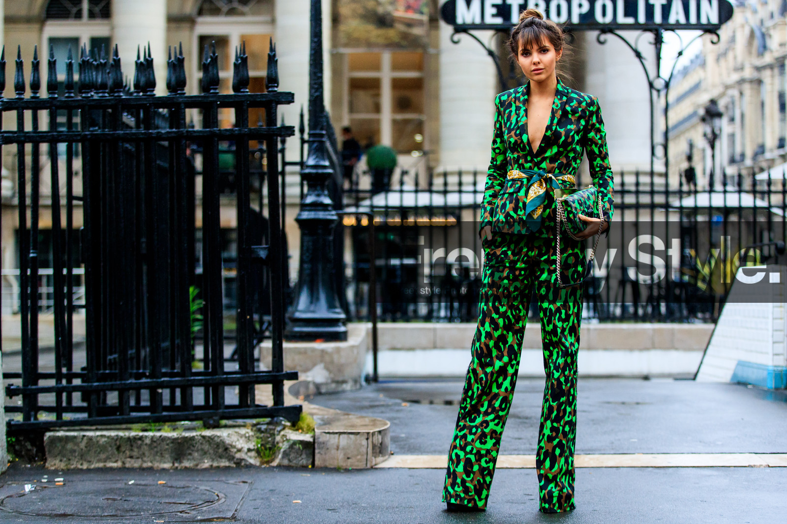 atmosphere details, AUTUMN WINTER 2016-2017, AW 16-17, blazer, camo jacket, camo pants, camouflage, doina ciobanu, FALL WINTER 2016-2017, fashion week, frenchystyle, full length, FW, FW 16-17, green bag, green jacket, green pants, green scarf, green suit, HAUTE COUTURE, horizontal, jonathan paciullo, kaki suit, leather bag, MENSWEAR, military pants, PARIS, PFW, printed bag, printed jacket, printed pants, printed suit, street style, tied up scarf, tone on tone, total look green, trousers, versace