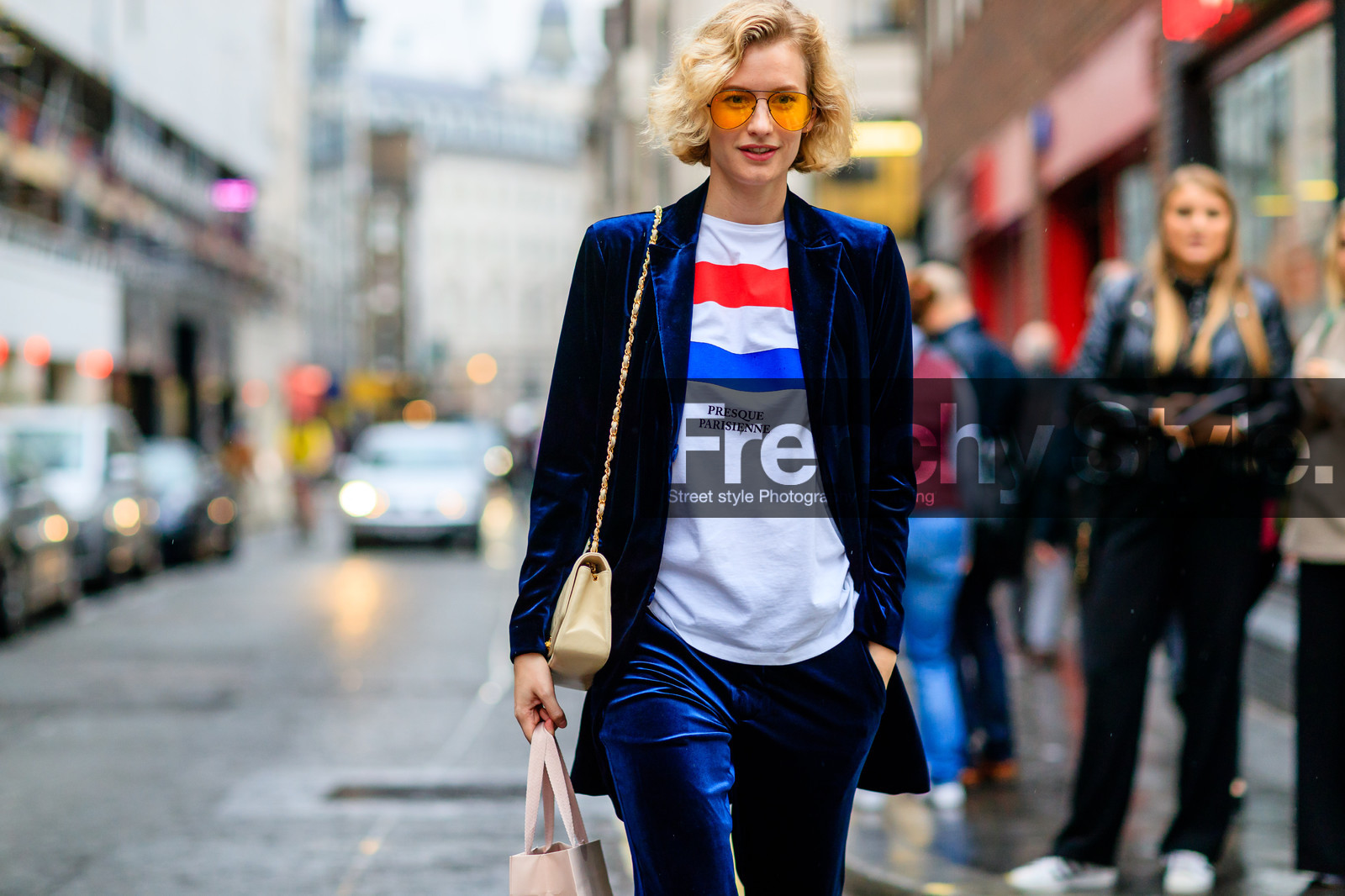 atmosphere details, aviator sunglasses, beige bag, blazer, blue jacket, blue pants, blue suit, detail, fashion week, frenchystyle, FW, horizontal, jonathan paciullo, leather bag, LFW, LONDON, navy pants, printed t shirt, SPRING SUMMER 2017, SS 17, street style, sunglasses, trousers, velvet suit, white t shirt, woman, zanita whittington