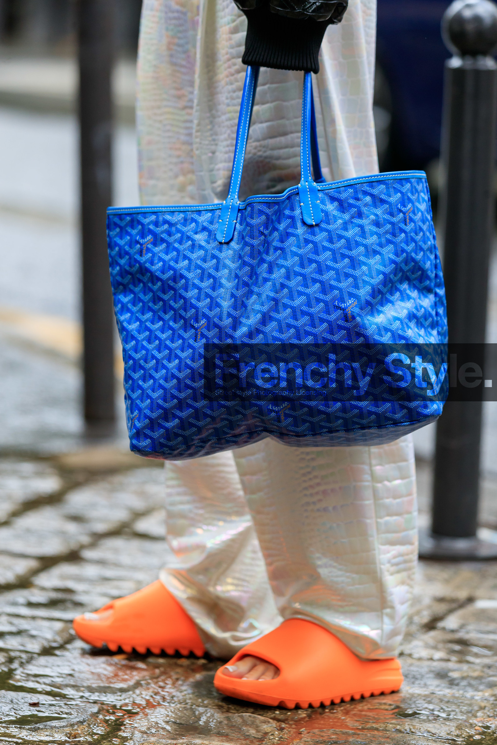 blue bag, blue leather bag, hand bag, logo all over, logo printed bag, goyard bag, orange sandals, orange shoes, orange slippers, orange flip flop, yeezy slide, yeezy shoes, close up detail, bag detail, shoes detail, Thora Valdimars, fashion week, frenchystyle, FW, jonathan paciullo, street style, PFW, PARIS, AUTUMN WINTER 2021-2022, FALL WINTER 2021-2022, FW 21-22, vertical, atmosphere details, detail