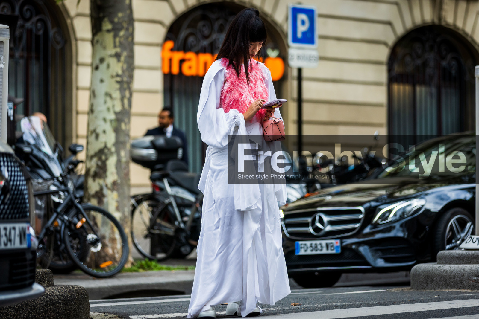 dress, fluid dress, fringes, fringes top, oversize sleeves, pink top, Susie Lau, white dress, street style, jonathan paciullo, FW, frenchystyle, fashion week, PFW, PARIS, SPRING SUMMER 2022, SS 22, horizontal, atmosphere details, full length