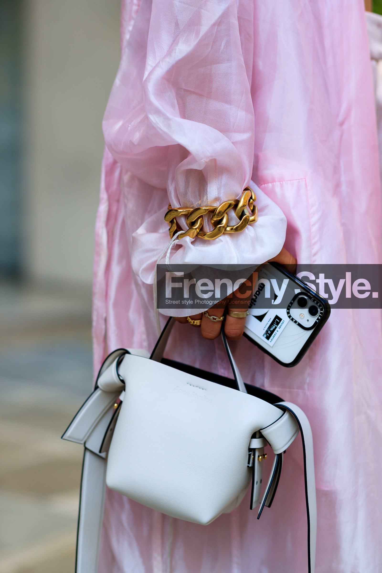 acne studios bag, white leather bag, hand bag, golden bracelet, golden chain bracelet, big bangle, big bracelet, bag detail, close up detail, selma kaci, fashion week, frenchystyle, FW, jonathan paciullo, street style, PFW, PARIS, SPRING SUMMER 2022, SS 22, vertical, atmosphere details, detail