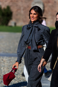 alberta ferretti bag, alberta ferretti belt, alberta ferretti look, lavalliere collar, black shirt, black pants, checked shirt, white shirt, denim, black jeans, carrot pants, high waist jeans, belted pants, red belt, red leather belt, golden belt, red bag, suede bag, fashion week, frenchystyle, FW, jonathan paciullo, street style, MFW, MILAN, SPRING SUMMER 2021, SS 21, vertical, detail