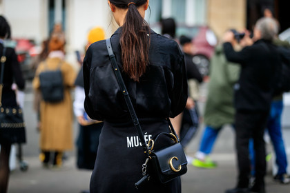 black bag, black shirt, black sweater, chloé, leather bag, ponytail, tone on tone, total look black, PARIS, PFW, street style, jonathan paciullo, FW, frenchystyle, fashion week, AUTUMN WINTER 2019-2020, AW 19-20, FALL WINTER 2019-2020, FW 19-20, horizontal, atmosphere details, detail