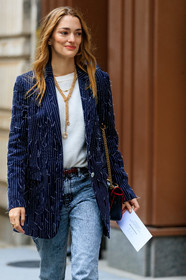 sofia sanchez de betak, sofia sanchez barrenechea, navy blue jacket, striped jacket, used jacket, white pullover, long necklace, chain necklace, big chain necklace, brown leather belt, animal skin belt, blue jeans, boyfriend jeans, fashion week, frenchystyle, FW, jonathan paciullo, street style, NYFW, NEW YORK, AUTUMN WINTER 2020-2021, FALL WINTER 2020-2021, FW 20-21, vertical, atmosphere details, detail