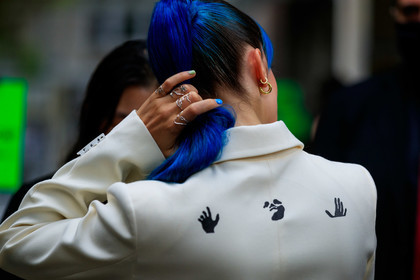 blue hair, hair details, haircut, ponytail, ponytail, close up detail, back details, claire laffut, fashion week, frenchystyle, FW, jonathan paciullo, street style, PFW, PARIS, AUTUMN WINTER 2021-2022, FALL WINTER 2021-2022, FW 21-22, atmosphere details, horizontal, detail