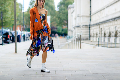 atmosphere details, black bag, choker, detail, embroidered bag, fashion week, frenchystyle, FW, horizontal, jonathan paciullo, leather bag, leather shoes, LFW, LONDON, multicolor dress, necklace, orange sweater, printed dress, SPRING SUMMER 2017, SS 17, street style, veronika heilbrunner, white boots, woman
