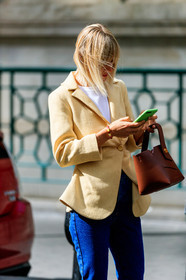 blazer, blue denim, brown bag, denim pants, jeans, leather bag, linda tol, trousers, white t shirt, yellow jacket, fashion week, frenchystyle, FW, jonathan paciullo, street style, LFW, LONDON, SPRING SUMMER 2019, SS 19, vertical, detail, atmosphere details