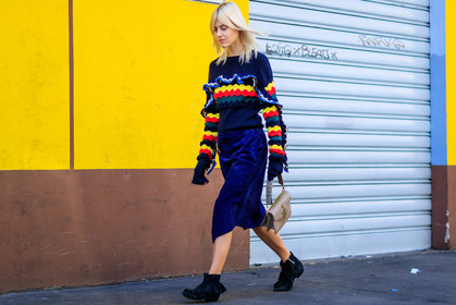 atmosphere details, AUTUMN WINTER 2017-2018, AW 17-18, black shoes, blue denim, blue skirt, blue sweater, FALL WINTER 2017-2018, fashion week, frenchystyle, full length, FW, FW 17-18, geometric, graphic sweater, horizontal, jonathan paciullo, jw anderson, leather bag, leather shoes, linda tol, MFW, MILAN, multicolor sweater, nude bag, street style, suede skirt