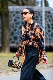 animal print, black pants, black shirt, céline, earrings, graphic bag, graphic shirt, leather bag, leopard, necklace, printed bag, printed shirt, sarah brody, sunglasses, trousers, MILAN, MFW, fashion week, frenchystyle, FW, jonathan paciullo, street style, AUTUMN WINTER 2019-2020, AW 19-20, FALL WINTER 2019-2020, FW 19-20, vertical, atmosphere details, detail