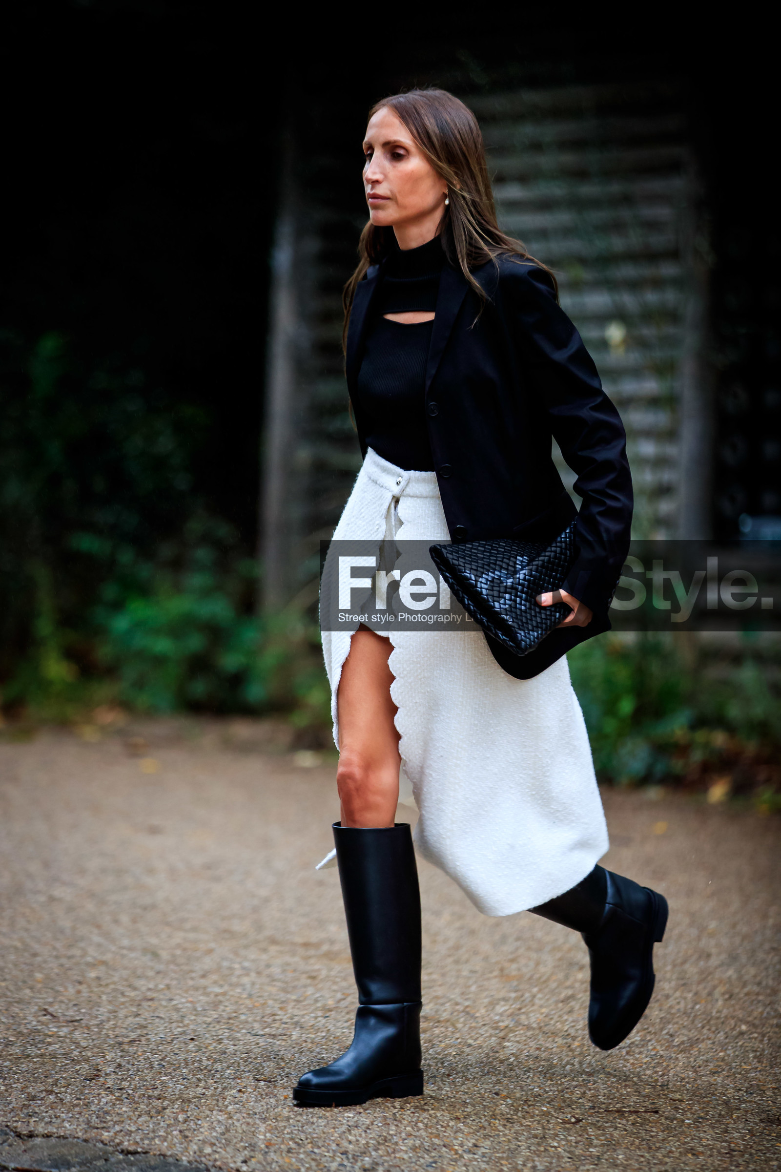 louliou, chloe loulou de saison, black jacket, black pullover, black leather boots, black leather clutch, white skirt, white shorts, asymetrical skirt, long skirt, tweed skirt, tweed shorts, flat boots, high boots, openwork pullover, plaited clutch, fashion week, frenchystyle, FW, jonathan paciullo, street style, PFW, PARIS, SPRING SUMMER 2021, SS 21, vertical, full length