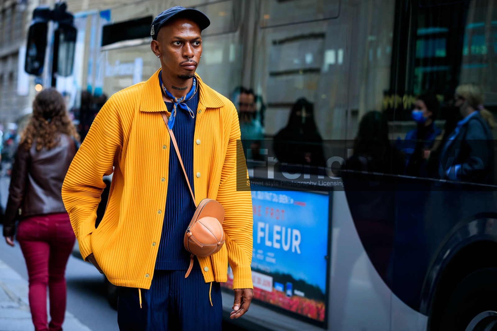 yellow jacket, yellow shirt, orange shirt, orange jacket, overshirt jacket, pleated jacket, pleated shirt, pleated pants, navy blue pants, navy blue top, cap, camel leather bag, j w anderson bag, crossbody bag, black cap, prada cap, fashion week, frenchystyle, FW, jonathan paciullo, street style, PFW, PARIS, SPRING SUMMER 2022, SS 22, horizontal, atmosphere details, detail