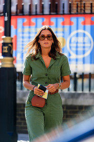 clemence lange, retro shape glasses, round bag, belt bag, brown leather bag, brown scale sunglasses, celine sunglasses, iphone, kaki jumpsuit, mini bag, polene bag, fashion week, frenchystyle, FW, jonathan paciullo, street style, vertical, detail, atmosphere details