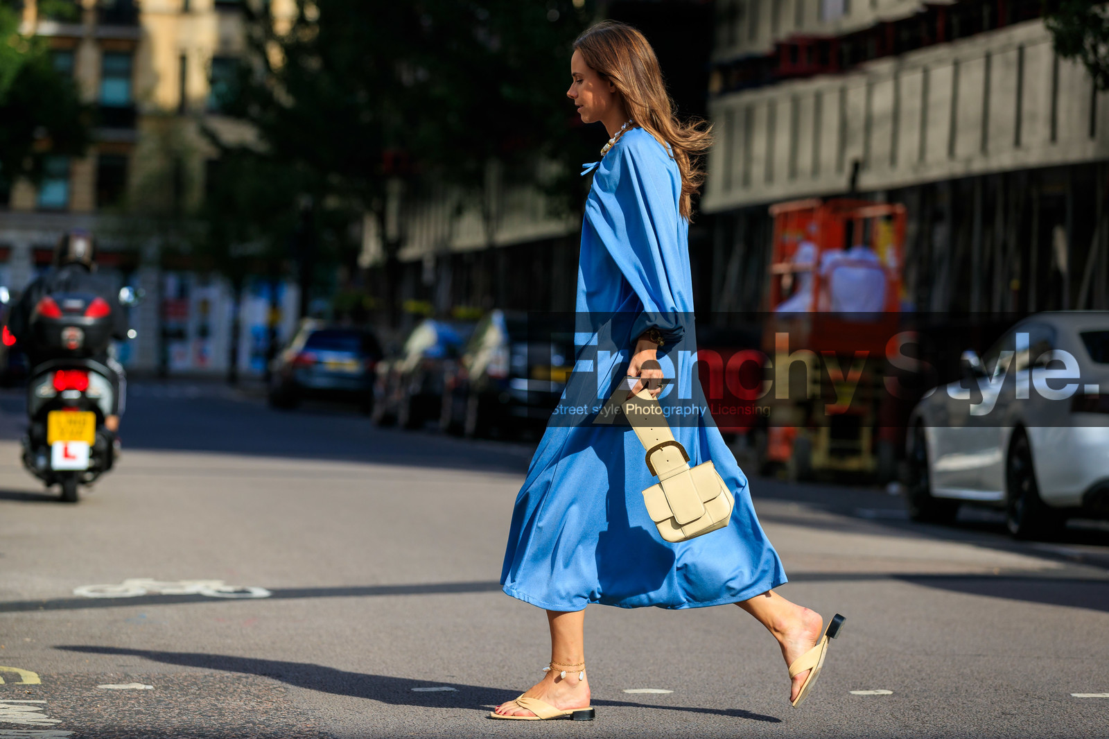 blue dress, long dress, long sleeves dress, loose dress, pearl necklace, white leather bag, hand bag, golden buckle bag, flat sandals, flip flop shoes, beige leather flip flop, fashion week, frenchystyle, FW, jonathan paciullo, street style, atmosphere details, horizontal, full length