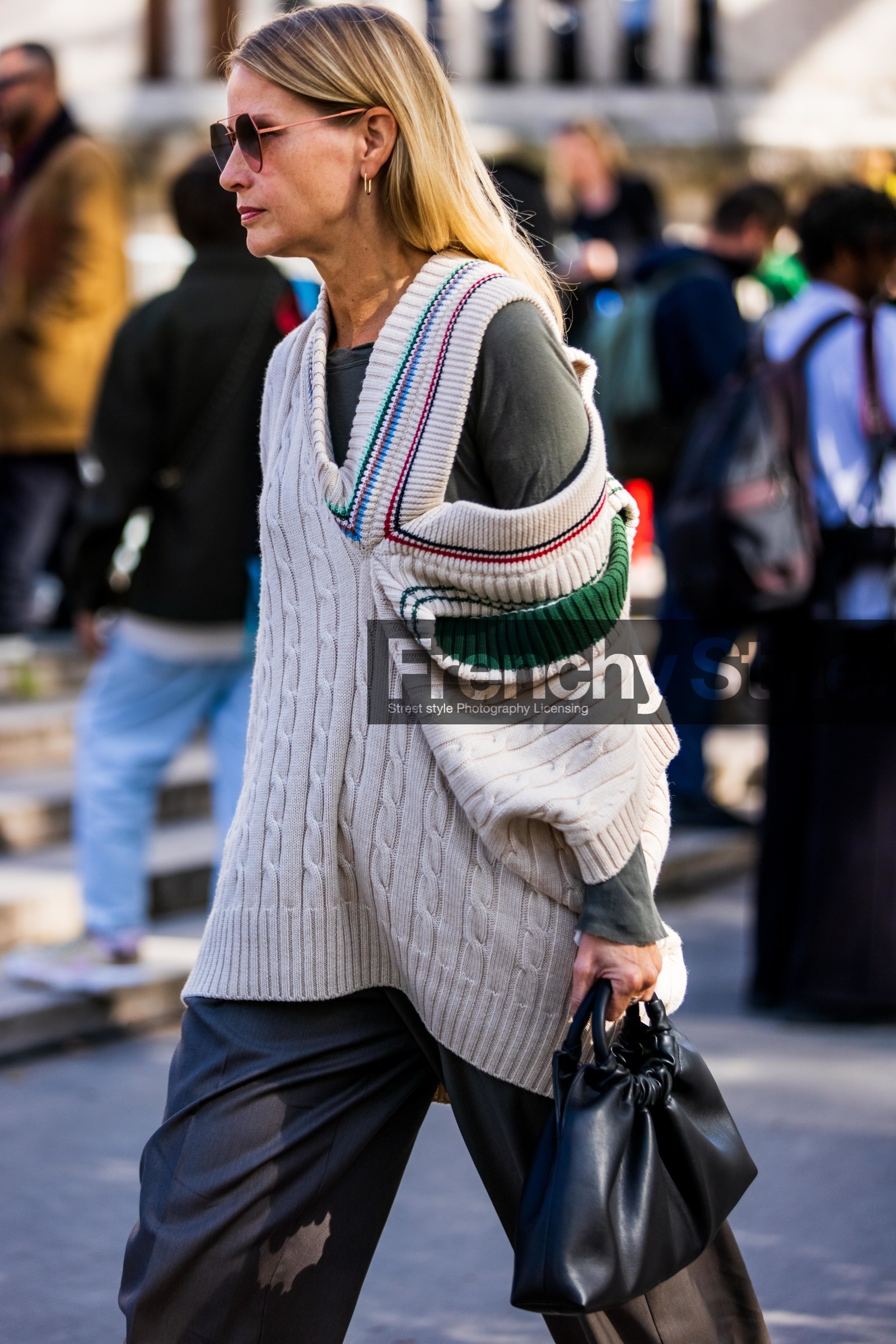asymetric knitwear, bag, beige knitwear, black bag, flare pants, grey pants, Holli Rodgers, knitwear, leather bag, pants, street style, jonathan paciullo, FW, frenchystyle, fashion week, PFW, PARIS, SPRING SUMMER 2022, SS 22, vertical, atmosphere details