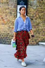 blue shirt, floral, flowers, graphic shirt, graphic skirt, leather bag, leather shoes, printed shirt, printed skirt, red skirt, ruffled skirt, striped shirt, tucked in, white bag, white sneakers, fashion week, frenchystyle, FW, jonathan paciullo, street style, LFW, LONDON, SPRING SUMMER 2019, SS 19, vertical, full length