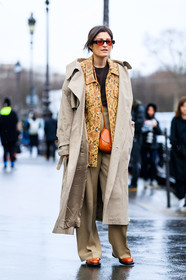AUTUMN WINTER 2017-2018, AW 17-18, beige coat, beige jacket, beige pants, brown t shirt, FALL WINTER 2017-2018, fashion week, frenchystyle, full length, FW, FW 17-18, jonathan paciullo, leather bag, leather shoes, orange bag, orange shoes, PARIS, PFW, snake print, street style, sunglasses, trench coat, trousers, vertical