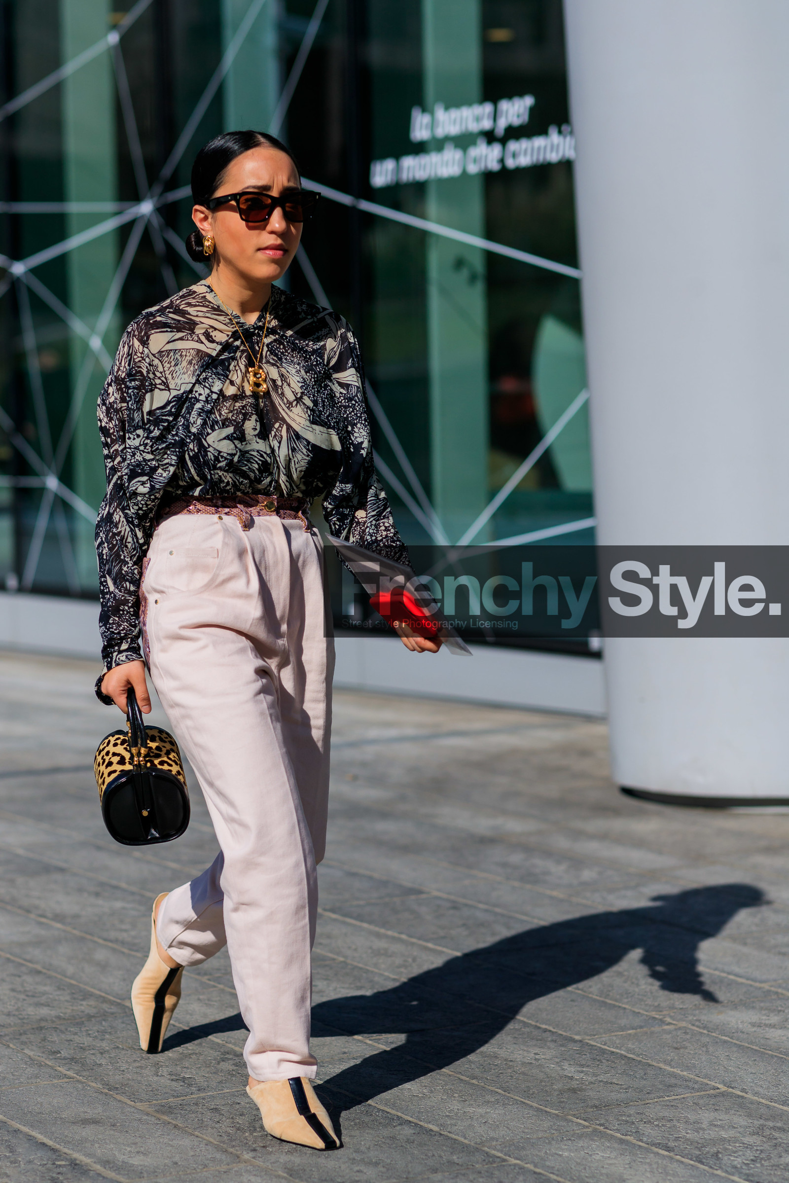 animal print, beige pants, beige shoes, black shirt, céline, graphic bag, graphic shirt, leather bag, leather shoes, leopard, printed bag, printed shirt, sarah brody, sunglasses, trousers, MILAN, MFW, fashion week, frenchystyle, FW, jonathan paciullo, street style, AUTUMN WINTER 2019-2020, AW 19-20, FALL WINTER 2019-2020, FW 19-20, vertical, full length