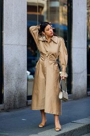 beige bag, beige coat, bettina looney, cut out, earrings, leather bag, leather shoes, trench coat, yellow shoes, MILAN, MFW, fashion week, frenchystyle, FW, jonathan paciullo, street style, AUTUMN WINTER 2019-2020, AW 19-20, FALL WINTER 2019-2020, FW 19-20, vertical, full length