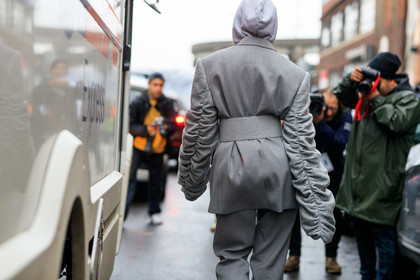 alexandra guerain, light grey jacket, light grey hoodie, light grey pants, light grey suits, light grey belt, belted jacket, fashion week, frenchystyle, FW, jonathan paciullo, street style, NYFW, NEW YORK, AUTUMN WINTER 2020-2021, FALL WINTER 2020-2021, FW 20-21, horizontal, atmosphere details, detail