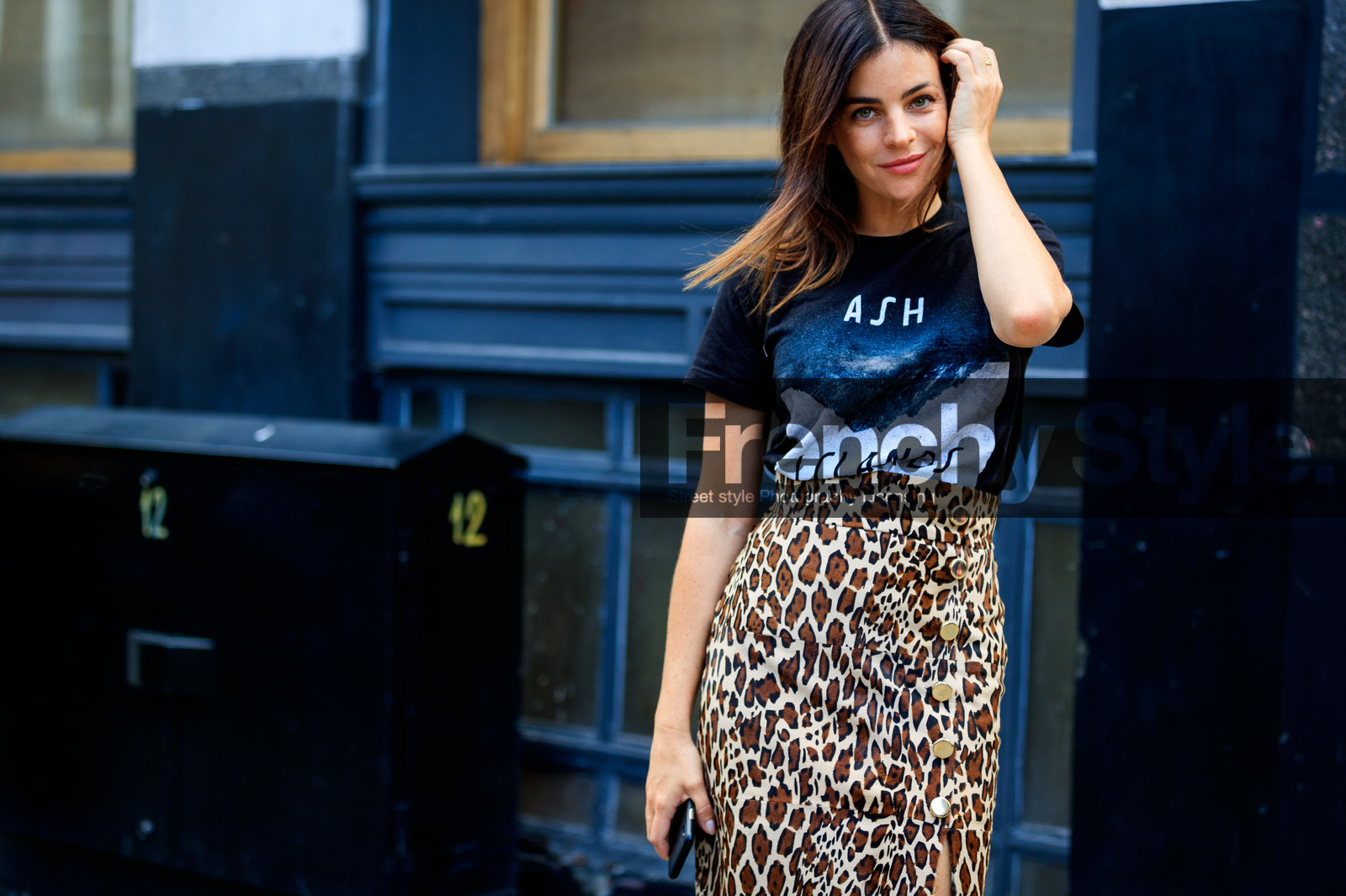 animal print, black t shirt, brown skirt, graphic skirt, julia restoin roitfeld, julia restoin roitfield, leopard, printed skirt, printed t shirt, fashion week, frenchystyle, FW, jonathan paciullo, street style, LFW, LONDON, SPRING SUMMER 2019, SS 19, atmosphere details, horizontal, detail
