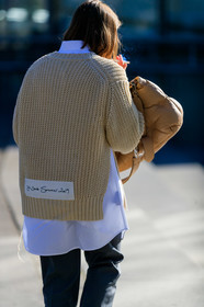 beige bag, beige sweater, jil sander, leather bag, maison martin margiela, white shirt, PARIS, PFW, street style, jonathan paciullo, FW, frenchystyle, fashion week, AUTUMN WINTER 2019-2020, AW 19-20, FALL WINTER 2019-2020, FW 19-20, vertical, atmosphere details, detail