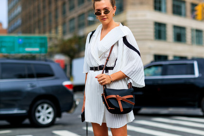 black bag, black belt, leather bag, loewe, madelynn furlong, pleated dress, sunglasses, white dress, street style, jonathan paciullo, FW, frenchystyle, fashion week, NYFW, NEW YORK, SPRING SUMMER 2019, SS 19, atmosphere details, horizontal, detail