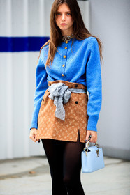 alizee gamberini, camel skirt, beige skirt, blue cardigan, light grey scarf, black tights, white leather bag, hand bag, monogrammed skirt, monogrammed scarf, belted skirt, louis vuitton cardigan, louis vuitton scarf, louis vuitton shirt, louis vuitton bag, louis vuitton shoes, louis vuitton total look, louis vuitton necklace, silvered necklace, logo necklace, big necklace, PARIS, PFW, fashion week, frenchystyle, FW, jonathan paciullo, street style, SPRING SUMMER 2021, SS 21, vertical, atmosphere details, detail