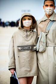 maisie williams, beige jacket, beige hoodie, jacket dress, mini dress, logo printed jacket, hoodie, zipped jacket, dior jacket, dior bag, crossbody bag, monogrammed bag, beige leather bag, green eyeliner, green eyeshadows, covid face mask, fashion week, frenchystyle, FW, jonathan paciullo, street style, PFW, PARIS, SPRING SUMMER 2021, SS 21, vertical, atmosphere details, detail
