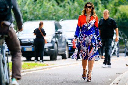 atmosphere details, blue dress, fashion week, frenchystyle, full length, FW, high heels, horizontal, jonathan paciullo, lace up shoes, leather bag, leather shoes, MFW, MILAN, pink bag, printed dress, SPRING SUMMER 2017, SS 17, street style, sunglasses, thassia naves