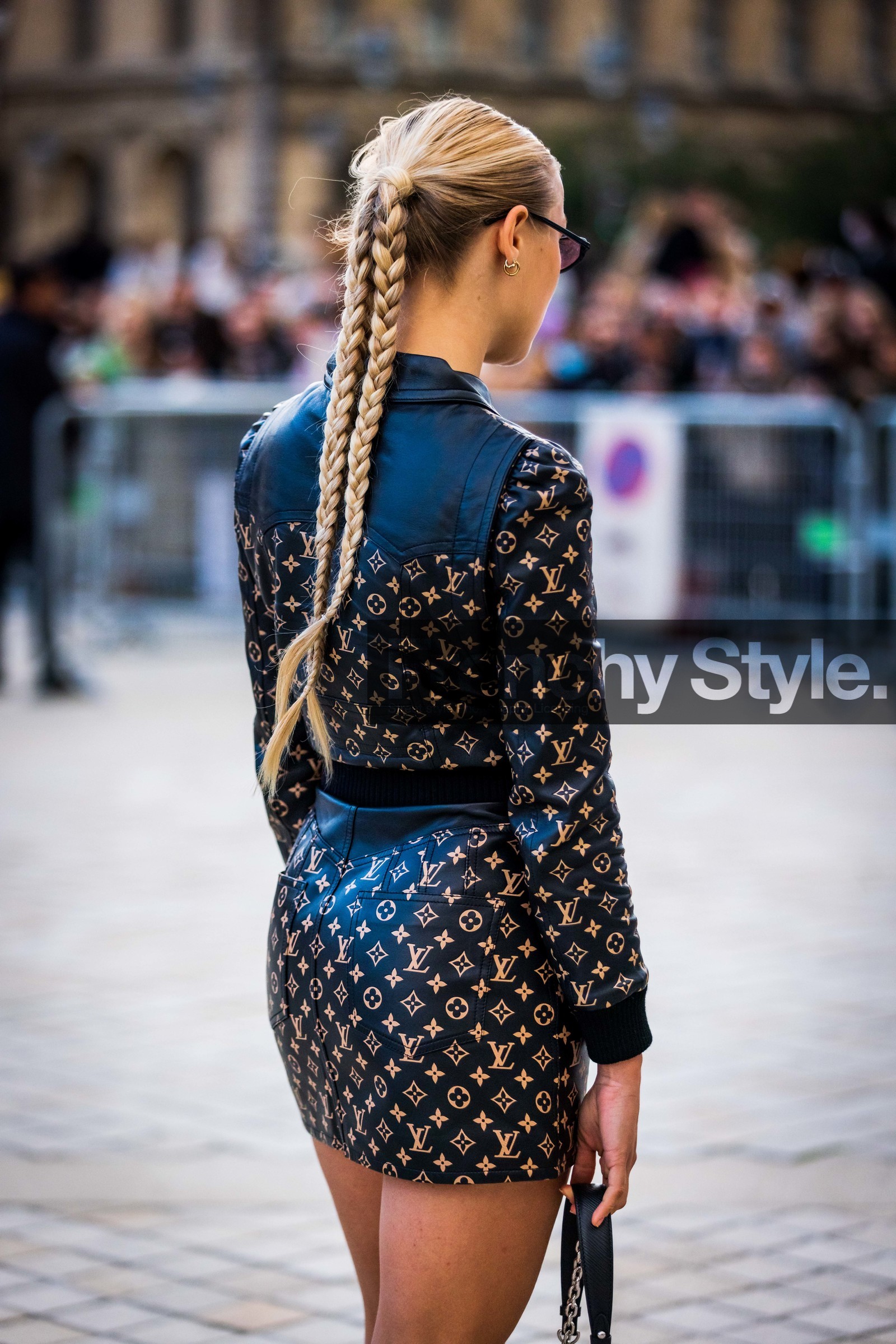 back, back detail, black jacket, black skirt, braid, hairstyle, jacket, leather jacket, leather skirt, logo print, mini skirt, printed jacket, printed skirt, Regina Anikiy, skirt, fashion week, frenchystyle, FW, jonathan paciullo, street style, PFW, PARIS, SPRING SUMMER 2022, SS 22, vertical, atmosphere details