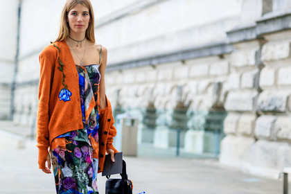 atmosphere details, choker, detail, fashion week, frenchystyle, FW, horizontal, jonathan paciullo, LFW, LONDON, multicolor dress, necklace, orange sweater, printed dress, SPRING SUMMER 2017, SS 17, street style, veronika heilbrunner, woman